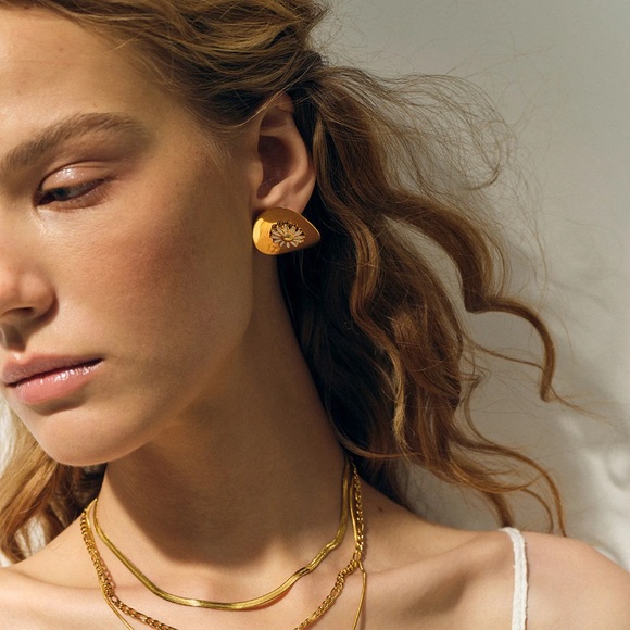 18K Gold Plated High Gloss Design Earrings*Round Earrings*Floral Earrings - Picture 3 of 6